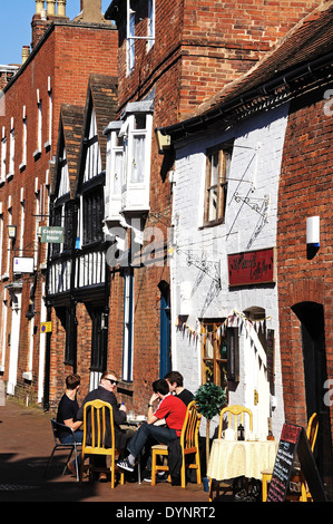 Straßencafé entlang Dam Street, Lichfield, Staffordshire, England, Vereinigtes Königreich, West-Europa. Stockfoto