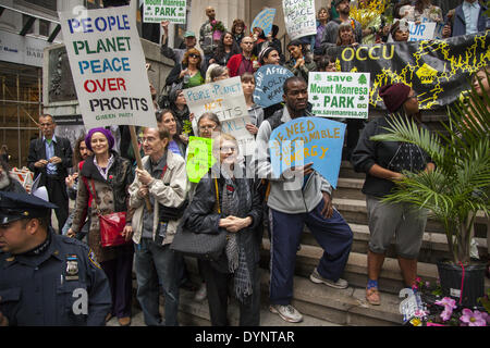 New York, NY, USA, 22. April 2014. Umwelt-Aktivisten Kundgebung am Earth Day am Zuccotti Park, dann März an die Wall Street System fordern ändern nicht Klimawandel. Die Occupy-Bewegung ist noch in New York scheint. Bildnachweis: David Grossman/Alamy Live-Nachrichten Stockfoto