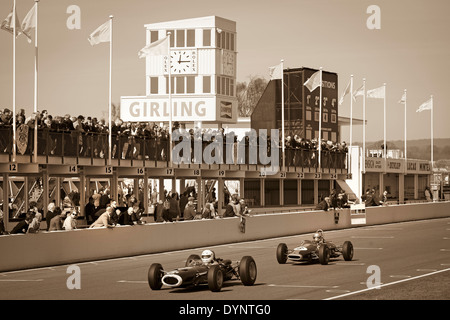 1964 BRM P261 und 1964 Brabham-Ford BT14 am Start finnische gerade, Clark-Stewart Cup, 72. Goodwood Mitgliederversammlung, UK Stockfoto