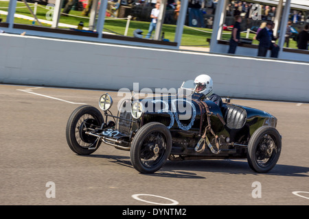 1926 Rennen Bugatti Typ 37 mit Fahrer Oliver Weg, Grover-Williams-Trophy, 72. Goodwood Mitgliederversammlung, Sussex, UK. Stockfoto