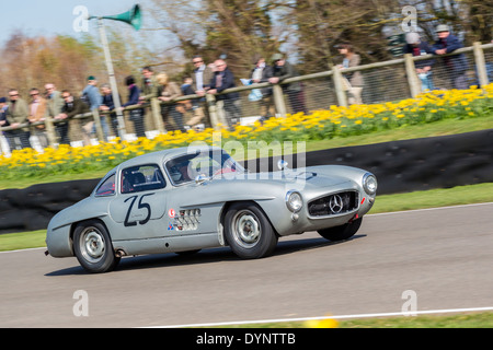 1955 Mercedes-Benz 300SL "Gullwing" mit Fahrer Jochen Mass, Peter Collins Trophy Rennen, 72. Goodwood Mitgliederversammlung Sussex, UK Stockfoto