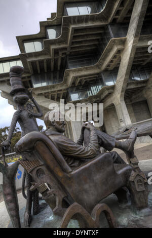 Statue von Dr. Seuss und die "The Cat in the Hat" in der Geisel-Bibliothek der University of California San Diego, benannt nach Audrey und Theodor Seuss Geisel, im April 2013. Stockfoto