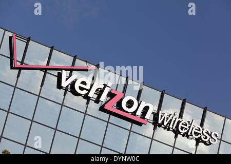 Firmenlogo von Verizon wireless auf dem gespiegelten Glas eines Bürogebäudes im April 2013. Stockfoto