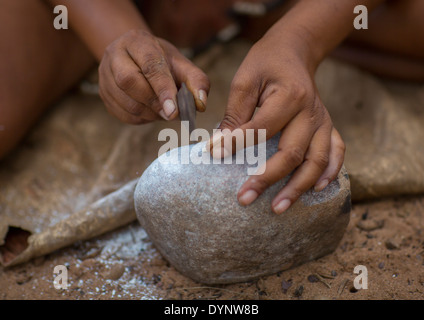 Buschmann-Frauen machen Halsketten mit Straußen Ei Shell, Tsumkwe, Namibia Stockfoto