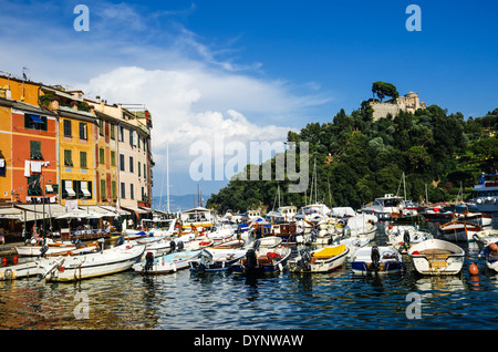 Portofino ist ein italienisches Fischerdorf und berühmt für seine malerischen Hafen gehobenen Resort. Ligurischen Meer, Mittelmeer. Stockfoto