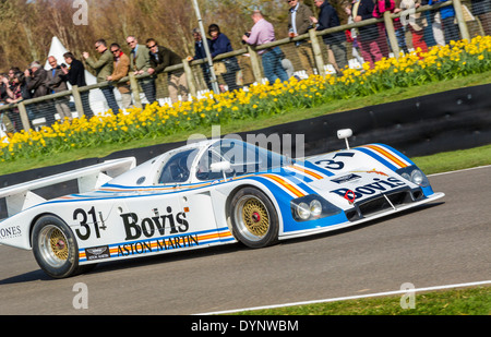 Aston Martin Nimrod C2B 1983 mit Fahrer Roger Bennington. 72. Goodwood Mitgliederversammlung, Sussex, UK. Stockfoto