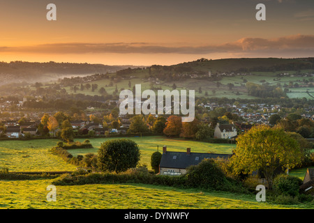 Am frühen Morgen Blick über Cotswold Markt Stadt Stroud, Blick in Richtung Selsley Common, Gloucestershire, UK Stockfoto