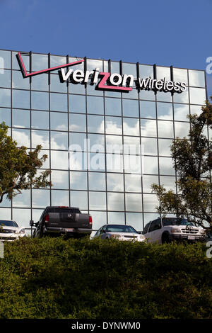 Firmenlogo von Verizon wireless auf dem gespiegelten Glas eines Bürogebäudes im April 2013. Stockfoto