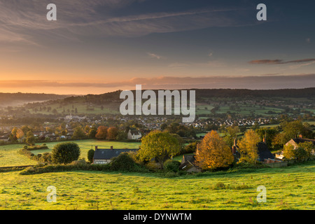 Am frühen Morgen Blick über Cotswold Markt Stadt Stroud, Blick in Richtung Selsley Common, Gloucestershire, UK Stockfoto