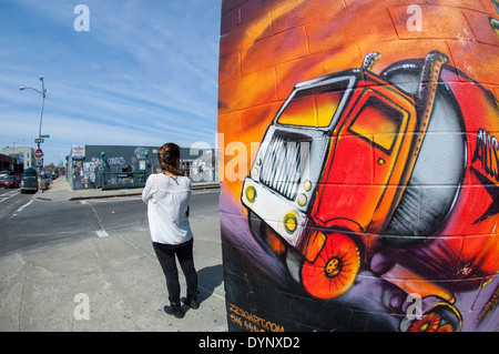 Ein Wandbild im Stadtteil Bushwick, Brooklyn in New York zu sehen Stockfoto