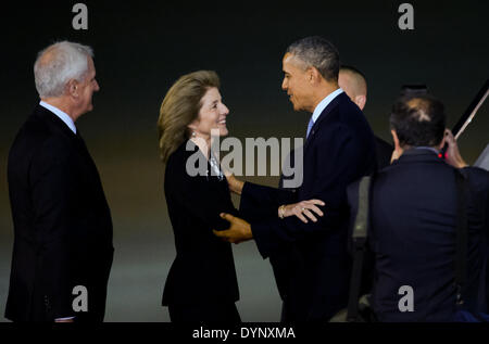 US-Präsident Barack Obama empfängt Botschafter in Japan Caroline Kennedy und hier Mann Edwin Schlossberg bei der Ankunft am Flughafen Tokio-Haneda 23. April 2014 in Tokio, Japan. Stockfoto