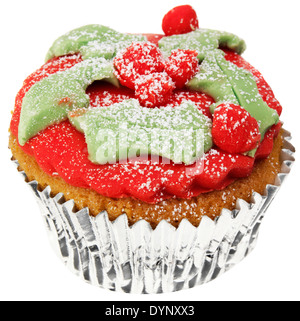 EIN WEIHNACHTSFEST DEKORIERT CUPCAKE CUT OUT ON WEIß Stockfoto