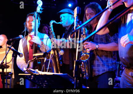 Goldmaster Allstars unterstützen Derrick Morgan in Dingwalls Camden - Malcolm Goldmaster am Bass. Chris Hanson am Saxophon. Stockfoto