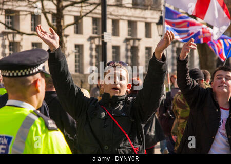 London, 15. März 2014. Ein Demonstrant Buhrufe antifaschistischen Zähler Demonstranten als englische Razzia Kraft und andere Anti-islamische Splittergruppen marschieren gegen den islamischen Extremismus an das Parlament. Stockfoto