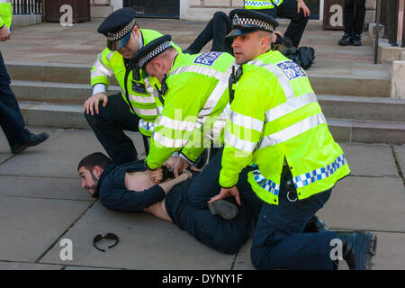 London, 15. März 2014. Polizei verhaften eine antifaschistische nach einem Handgemenge als englische Razzia Kraft und andere Anti-islamistischen Gruppen marschieren gegen den islamischen Extremismus an das Parlament. Stockfoto