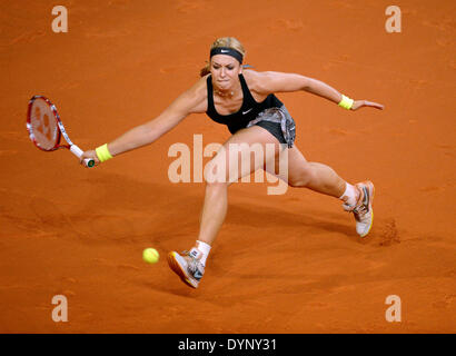 Stuttgart, Deutschland. 23. April 2014. Deutschlands Sabine Lisicki gibt den Ball während der ersten Vorrundenspiel gegen Serbiens Ivanovic bei der Porsche Tennis Grand Prix in Stuttgart, Deutschland, 23. April 2014 zurück. Foto: DANIEL MAURER/Dpa/Alamy Live News Stockfoto