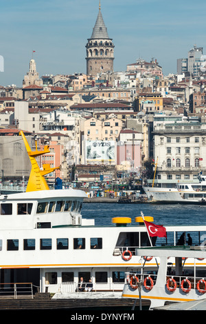 Anzeigen von Eminönü mit Fähren am Goldenen Horn mit Beyoglu und der Galata-Turm im Hintergrund. Istanbul, Türkei. Stockfoto