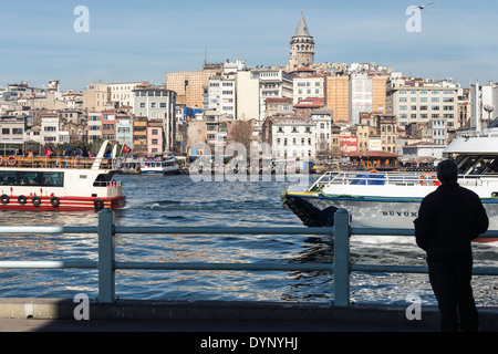 Blick vom Galata-Brücke mit Fähren am Goldenen Horn. Beyoglu und der Galata Turm im Hintergrund. Istanbul, Türkei. Stockfoto