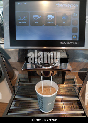 Kaffeemaschine gießt SICH KAFFEE IN EINE PAPIER SCHALE bei WAITROSE SUPERMARKT IN LONDON ENGLAND UK KATHY DEWITT Stockfoto