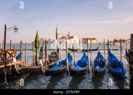 Gondeln auf dem Canale di San Marco mit der Kirche San Giorgio Maggiore, Venedig, Italien Stockfoto