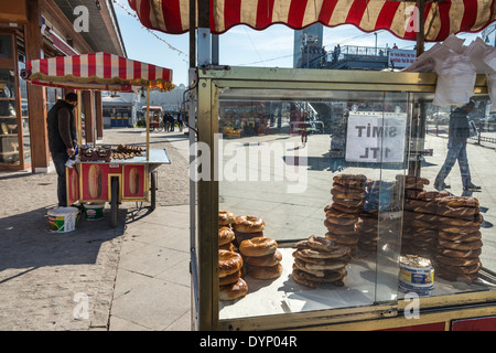 SIMIT Brot zum Verkauf auf dem Kai in Eminönü von Galata-Brücke, Istanbul, Türkei. Stockfoto