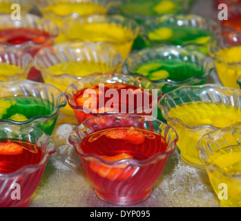 Bunte Götterspeise Desserts In Plastikschalen Stockfoto
