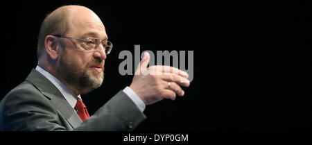 Magdeburg, Deutschland. 23. April 2014. Martin Schulz (SPD), Präsident des Europäischen Parlaments und Spitzenkandidat für die EU-Sozial-Demokratische Partei, spricht bei einer Wahl-Kampagne Veranstaltung im Kulturwerk Fichte in Magdeburg, Deutschland, 23. April 2014. Die EU-Wahlen für das Europäische Parlament nehmen Platz am 25. Mai 2014. Foto: JENS WOLF/Dpa/Alamy Live News Stockfoto