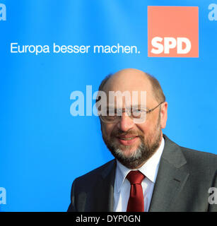 Magdeburg, Deutschland. 23. April 2014. Martin Schulz (SPD), Präsident des Europäischen Parlaments und Spitzenkandidat für die EU-Sozial-Demokratische Partei, spricht bei einer Wahl-Kampagne Veranstaltung im Kulturwerk Fichte in Magdeburg, Deutschland, 23. April 2014. Die EU-Wahlen für das Europäische Parlament nehmen Platz am 25. Mai 2014. Foto: JENS WOLF/Dpa/Alamy Live News Stockfoto