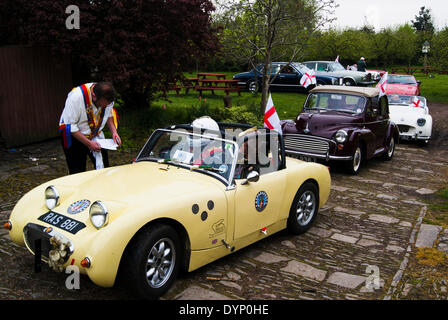 Bretforton, Evesham, Worcestershire, UK. 23. April 2014. Der Beginn der klassischen Auto-Schatzsuche bei der Vorstellung des diesjährigen britischen Spargelfest in Vale Evesham am St. Georges Day. Bildnachweis: FG Ottico / Alamy Live News Stockfoto