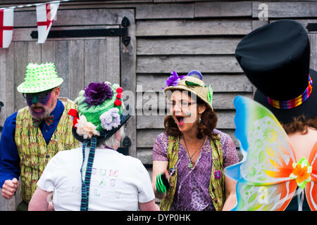 Bretforton, Evesham, Worcestershire, UK. 23. April 2014. Die Asum Gras Molly Tänzer tanzen bei der Vorstellung des diesjährigen britischen Spargelfest in Vale Evesham am St. Georges Day. Bildnachweis: FG Ottico / Alamy Live News Stockfoto