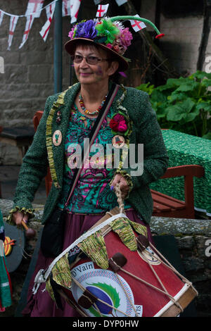 Bretforton, Evesham, Worcestershire, UK. 23. April 2014. Die Asum Gras Molly Tänzer tanzen bei der Vorstellung des diesjährigen britischen Spargelfest in Vale Evesham am St. Georges Day. Bildnachweis: FG Ottico / Alamy Live News Stockfoto