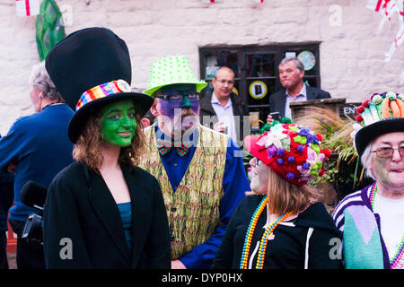 Bretforton, Evesham, Worcestershire, UK. 23. April 2014. Die Asum Gras Molly Tänzer tanzen bei der Vorstellung des diesjährigen britischen Spargelfest in Vale Evesham am St. Georges Day. Bildnachweis: FG Ottico / Alamy Live News Stockfoto