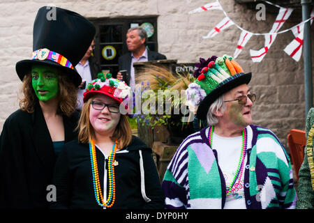 Bretforton, Evesham, Worcestershire, UK. 23. April 2014. Die Asum Gras Molly Tänzer tanzen bei der Vorstellung des diesjährigen britischen Spargelfest in Vale Evesham am St. Georges Day. Bildnachweis: FG Ottico / Alamy Live News Stockfoto