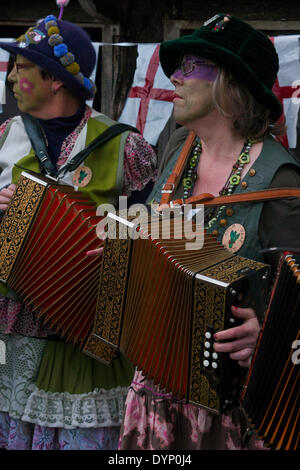 Bretforton, Evesham, Worcestershire, UK. 23. April 2014. Die Asum Gras Molly Tänzer tanzen bei der Vorstellung des diesjährigen britischen Spargelfest in Vale Evesham am St. Georges Day. Bildnachweis: FG Ottico / Alamy Live News Stockfoto