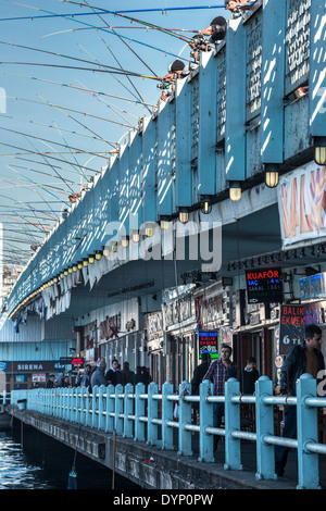 Angler am Galata Brücke Angeln in das Goldene Horn. Istanbul, Türkei. Stockfoto
