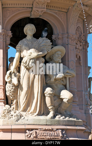 Detail aus dem Doulton Brunnen auf Glasgow Green einer figurativen Gruppe mit Australien. Stockfoto