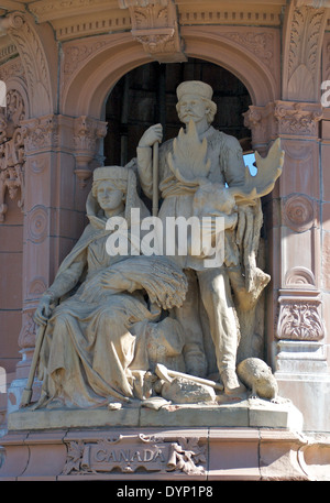 Detail aus dem Doulton Brunnen auf Glasgow Green einer figurativen Gruppe Kanada darstellt. Stockfoto