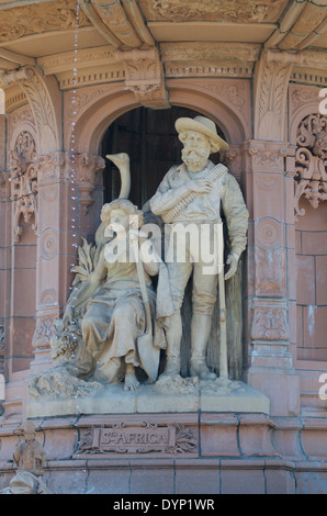 Detail aus dem Doulton Brunnen auf Glasgow Green einer figurativen Gruppe mit Südafrika. Stockfoto