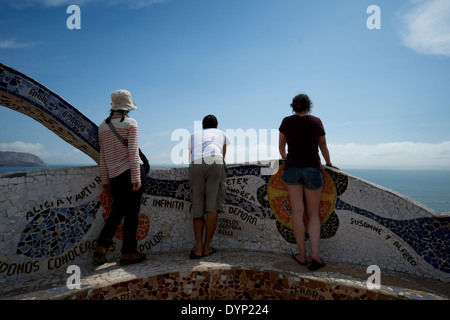 3 Touristen mit Blick auf den Pazifischen Ozean an der Küste von Lima im Stadtteil Miraflores. Stockfoto