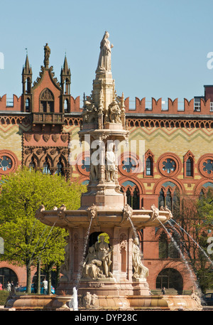 Die Doulton Brunnen in Glasgow Green in Glasgow, mit der Templeton Teppichfabrik im Hintergrund. Stockfoto