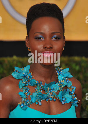 23. April 2104 - heißt kenianischen Schauspielerin LUPITA NYONG'O schöne Person People Magazine für das Jahr 2014. Nyong hat als Master-Abschluss an der Schauspielerei an der Yale School of Drama und spielte in ihrem ersten Spielfilm 12 Jahre ein Sklave (2013) "die verdient ihr Golden Globe Award, BAFTA Award und Oscar als beste Nebendarstellerin. Bild: 18. Januar 2014 - Los Angeles, Kalifornien, USA - Lupita Nyong'o Teilnahme an der 20. Annual Screen Actors Guild Awards. (Kredit-Bild: © D. Long/Globe Photos/ZUMAPRESS.com) Stockfoto