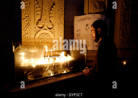 Ein armenischer Priester zündet am 24. APRIL 2014 Kerzen an der Gedenkstätte für den armenischen Völkermord an, während der Gedenkfeier zum 99. Jahrestag des armenischen Völkermordes in der Altstadt von Ostjerusalem, Israel, am Armenischen Viertel, gefeiert wird. Der Tag des Gedenkens an den Völkermord oder der Tag des Gedenkens an den Völkermord wird von Armeniern in verstreuten Gemeinden auf der ganzen Welt am 24. April begangen. Sie wird jährlich zum Gedenken an die Opfer des armenischen Völkermordes von 1915 bis 1923 abgehalten. Stockfoto