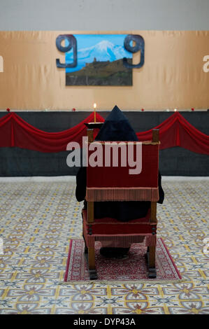 Der armenische Erzbischof nimmt am 23. APRIL 2014 an einer Gedenkfeier am Vorabend des 99. Jahrestages des armenischen Völkermords im Theologischen Seminar des armenischen Patriarchats in der Altstadt von Ostjerusalem, Israel, Teil. Der Tag des Gedenkens an den Völkermord oder der Tag des Gedenkens an den Völkermord wird von Armeniern in verstreuten Gemeinden auf der ganzen Welt am 24. April begangen. Sie wird jährlich zum Gedenken an die Opfer des armenischen Völkermordes von 1915 bis 1923 abgehalten. Stockfoto