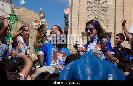 Nachtschwärmer tanzen zu den Themen der Stadt Pfarre Heiligen, die während des Festes katholische Stadt, Malta durch die Blaskapelle gespielt werden Stockfoto