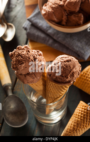 Hausgemachte dunkle Schokolade Eis in einem Kegel Stockfoto