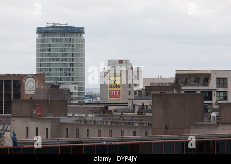 Eine große Gewerbeimmobilien zum Verkauf in Birmingham Stadtzentrum entfernt. Das ikonische Rotunde Gebäude kann im Hintergrund zu sehen. Stockfoto