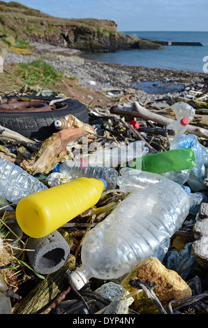 Abfälle im Meer angespült an einem Strand in county Cork, Irland. Stockfoto