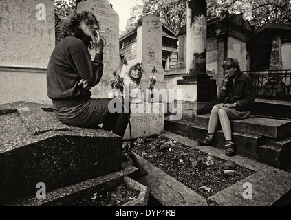 Das Grab von Jim Morrison. Lead-Sänger der Rockband Türen in Père Lachaise Friedhof, Paris, 1983 Stockfoto