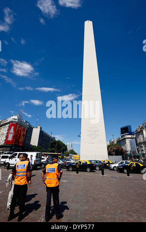 Policia federal Argentinien Bundesrepublik Polizisten im Dienst, im Gespräch mit Menschen in der Innenstadt von Buenos Aires Argentinien Stockfoto