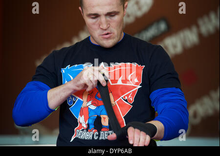 Moskau, Russland. 23. April 2014. Ein offenes Training des Weltmeisters in der ersten WBA Schwergewichts-Champion Denis Lebedev in einem Boxclub. Bildnachweis: Anna Sergeeva/ZUMAPRESS.com/Alamy Live-Nachrichten Stockfoto